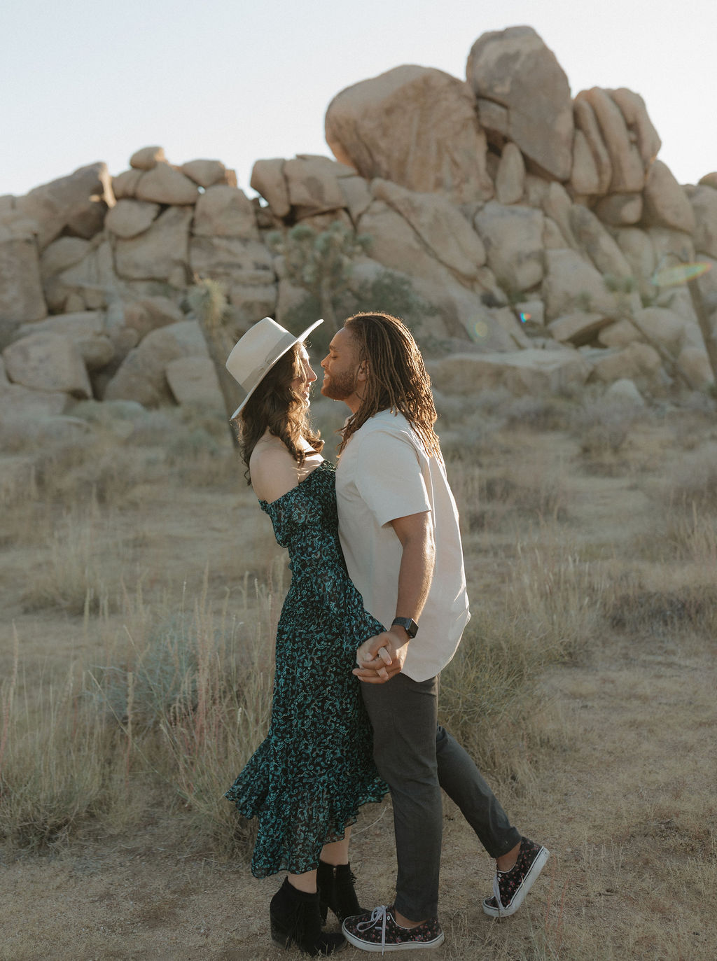 A couple leaning in for a kiss in a Joshua Tree photoshoot