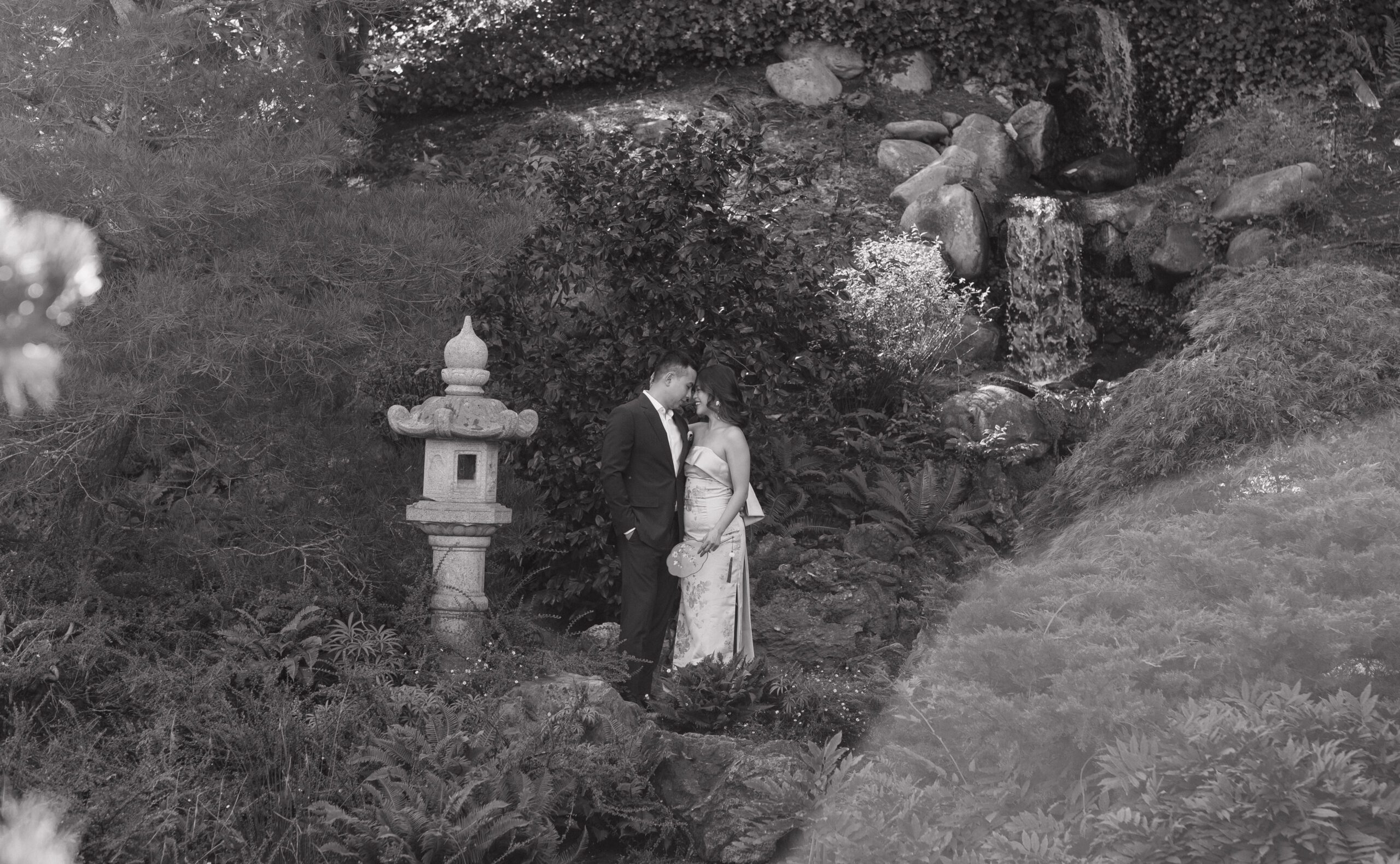 A black and white engagement photo of a couple in the gardens at Hakone estate and gardens for engagement photos