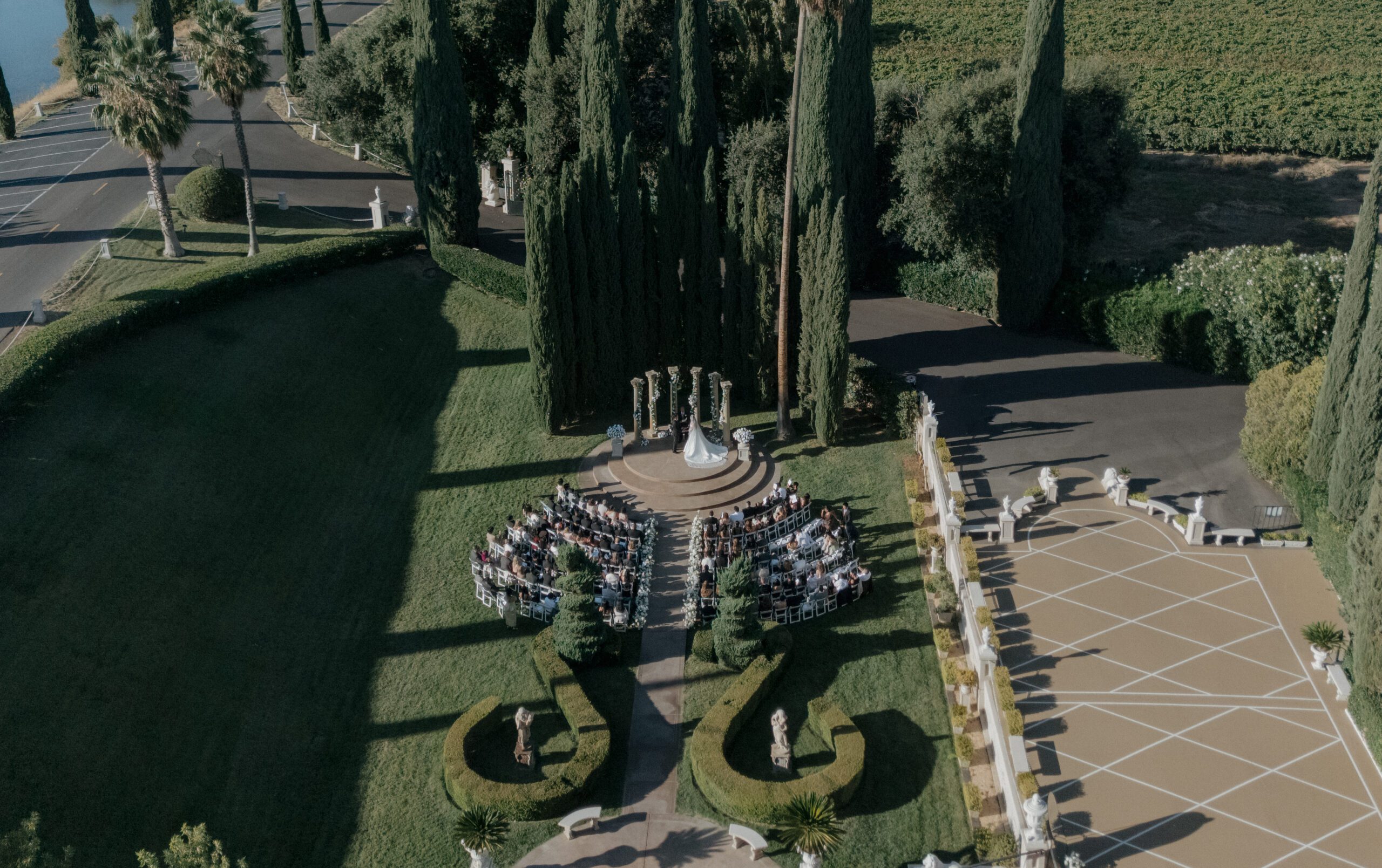 A wedding ceremony taking place at Northern California wedding location Grand Island Mansion