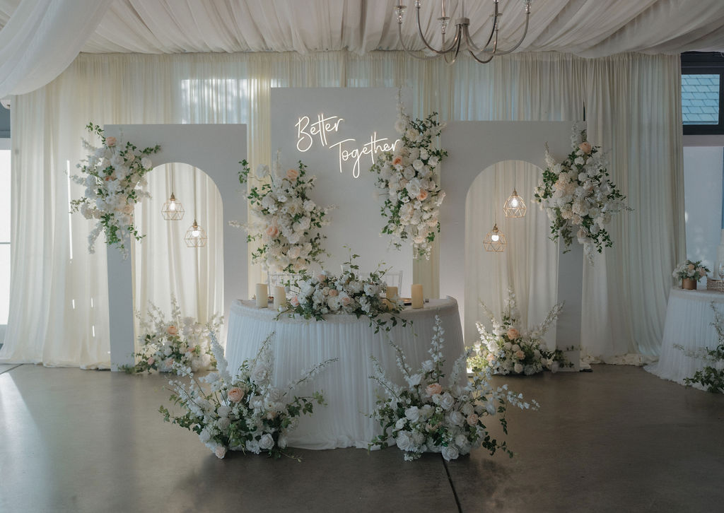 A wedding sweetheart table done by vendors selected off of a wedding vendor checklist