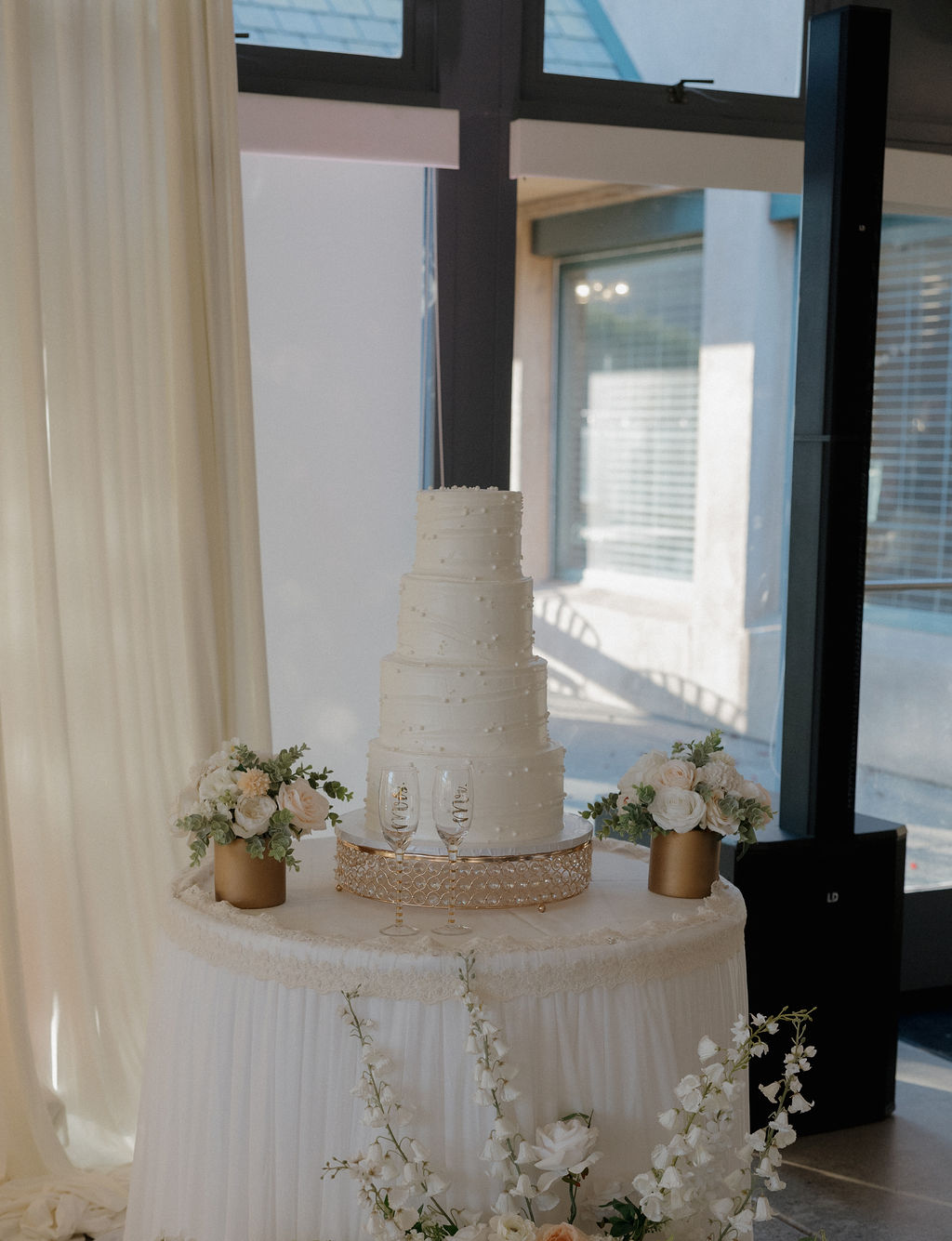 A 3 tier wedding cake with pearls
