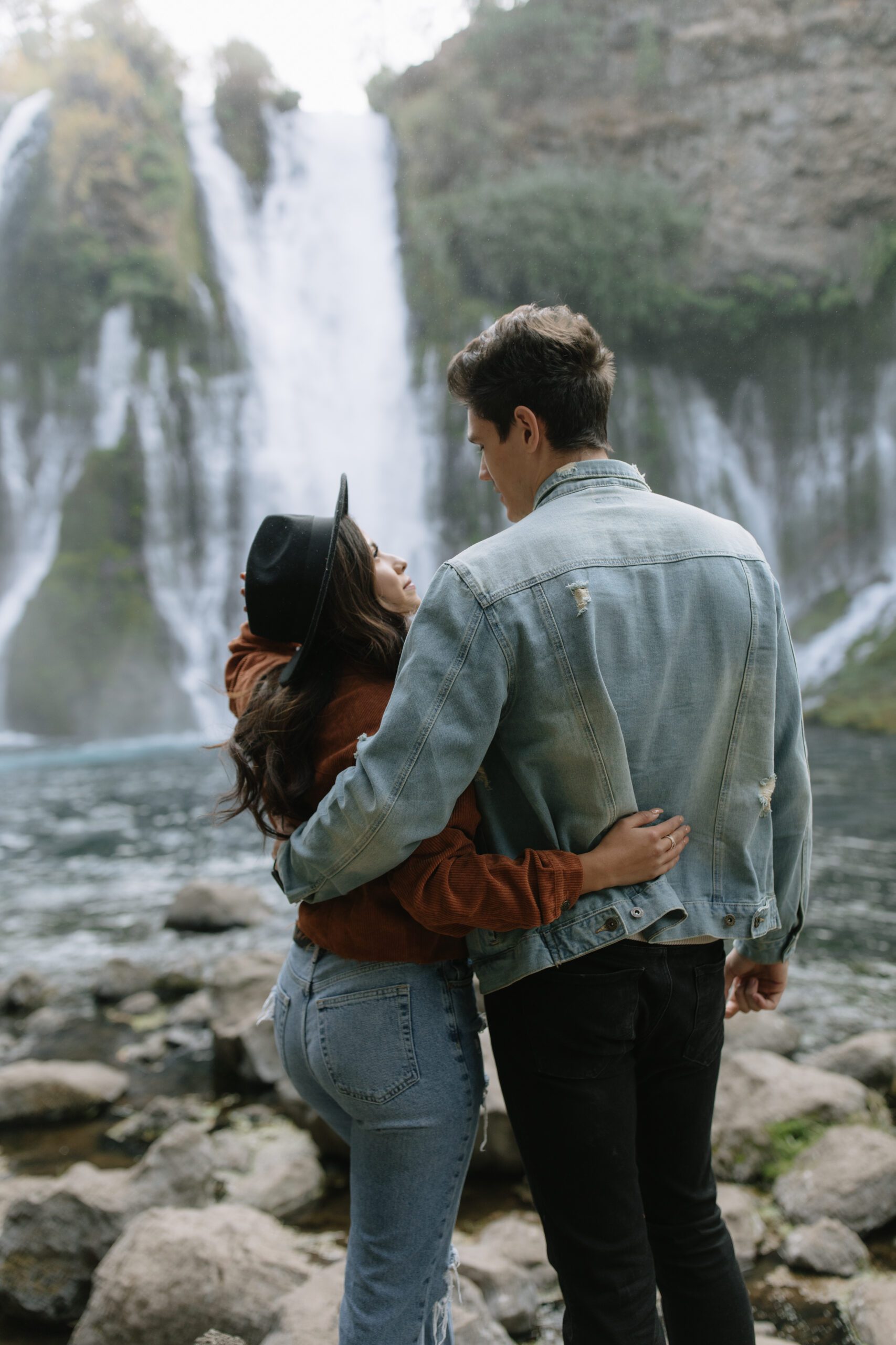 A couple posing for mountain engagement photos