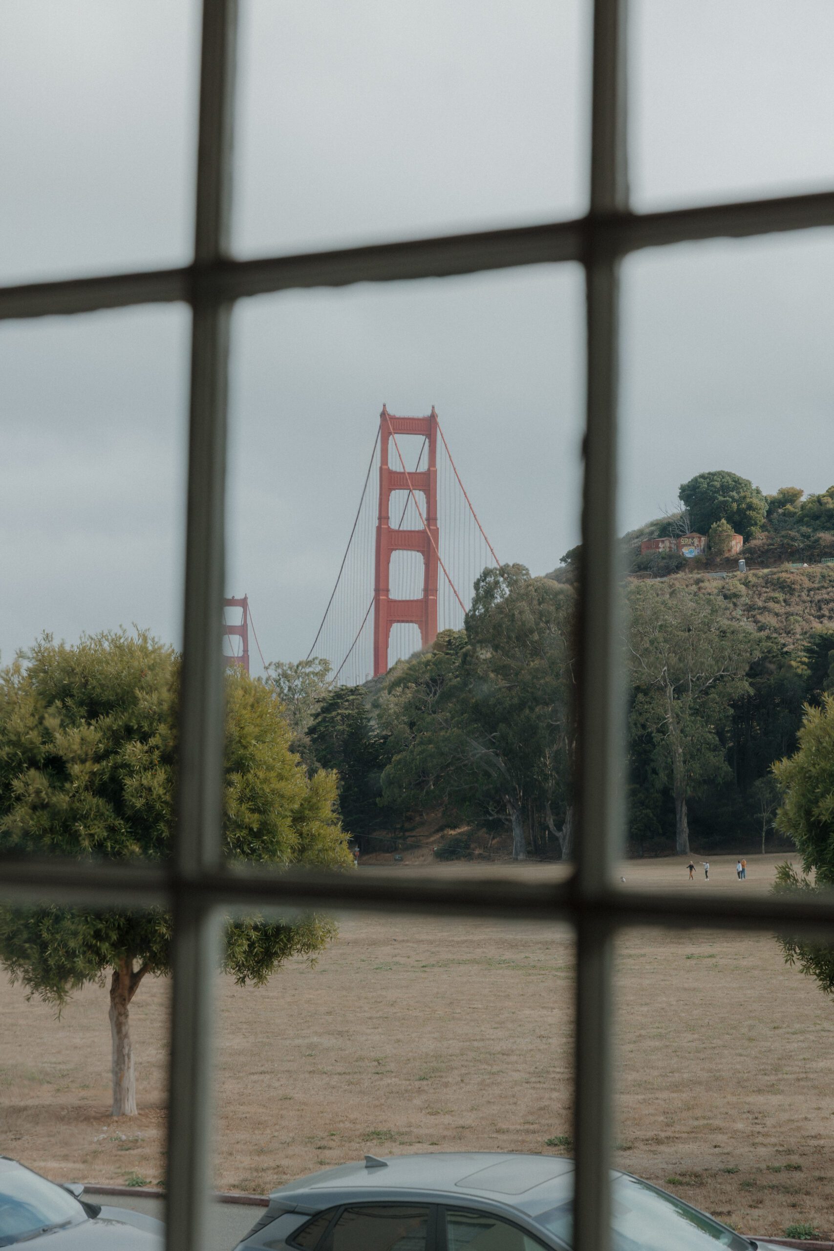 A wedding photo of the golden gate bridge